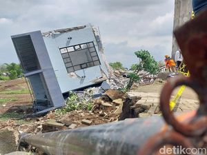 Mencekamnya Vila Manzara Kota Batu Ambruk Saat Ditempati 6 Orang Sekeluarga Mencekamnya Vila Manzara Kota Batu Ambruk Saat Ditempati 6 Orang Sekeluarga