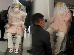 Viral Foto Wanita Dibungkus Plastik Usai Melahirkan, Ternyata Ini Alasannya