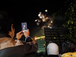 Warga Mataram Rayakan Malam Tahun Baru 2025 di Taman Sangkareang