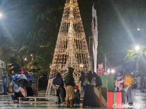 Klakson Imbangi Kembang Api Sambut Tahun Baru di Balai Kota Surabaya Klakson Imbangi Kembang Api Sambut Tahun Baru di Balai Kota Surabaya