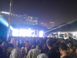 Jelang Perayaan Malam Tahun Baru 2025, Warga Padati Lapangan Benteng Medan