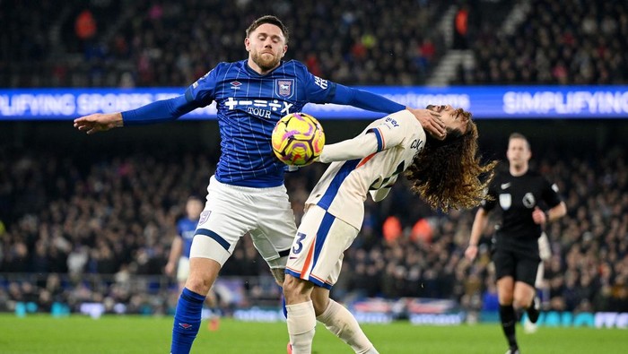 IPSWICH, ENGLAND - DECEMBER 30: Wes Burns of Ipswich Town battles for possession with Marc Cucurella of Chelsea during the Premier League match between Ipswich Town FC and Chelsea FC at Portman Road on December 30, 2024 in Ipswich, England. (Photo by Michael Regan/Getty Images)