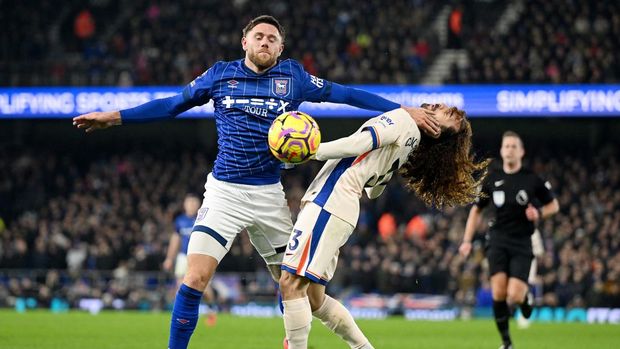 IPSWICH, ENGLAND - DECEMBER 30: Wes Burns of Ipswich Town battles for possession with Marc Cucurella of Chelsea during the Premier League match between Ipswich Town FC and Chelsea FC at Portman Road on December 30, 2024 in Ipswich, England. (Photo by Michael Regan/Getty Images)