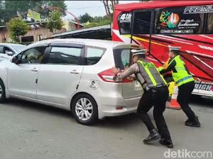 Polisi Siaga di Jalur Tanjakan Arah Wisata Sarangan-Cemoro Sewu Polisi Siaga di Jalur Tanjakan Arah Wisata Sarangan-Cemoro Sewu