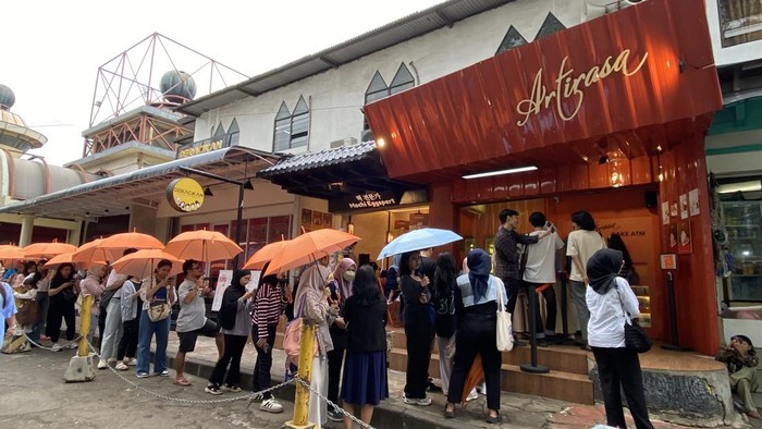 Antrean warga di kedai kue trend di Blok M, Jakarta Selatan (Devi/detikcom) Antrean warga di kedai kue trend di Blok M, Jakarta Selatan (Devi/detikcom)