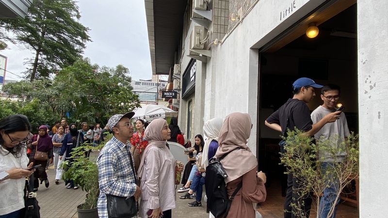 Antrean warga di kedai kue trend di Blok M, Jakarta Selatan (Devi/detikcom)