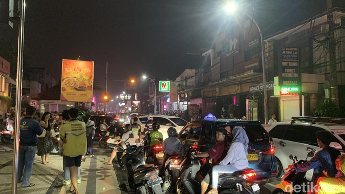 Arus kemudian lintas tersendat di Jalan Kartika Plaza, Kuta, Badung, Bali, seusai peringatan malam tahun baru, Rabu (1/1/2025). (Foto: Rizki Setyo/detikBali)