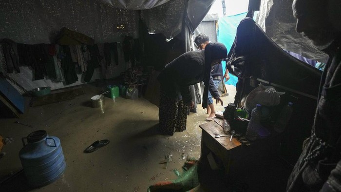 Nestapa Gaza, Air Mata di Balik Tenda yang Terendam