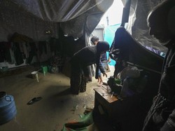 Tangis Warga Gaza di Tenda Pengungsian Banjir