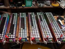 Unik, Baterai 1.000 Laptop Bekas Disulap Jadi Baterai untuk Rumah