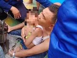 Kaki Bocah Terjepit Saluran Air Kolam Berenang, Petugas Kesulitan Evakuasi