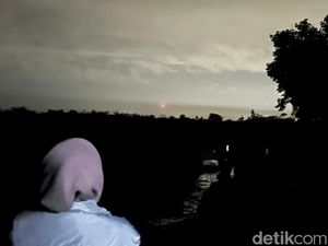 Berburu Cahaya Batang Damar yang Muncul Hanya Saat Tahun Baru di Jambi Berburu Cahaya Batang Damar yang Muncul Hanya Saat Tahun Baru di Jambi