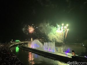 Cantiknya Kembang Api-Laser Air Mancur Jembatan Suroboyo Sambut Awal 2025 Cantiknya Kembang Api-Laser Air Mancur Jembatan Suroboyo Sambut Awal 2025