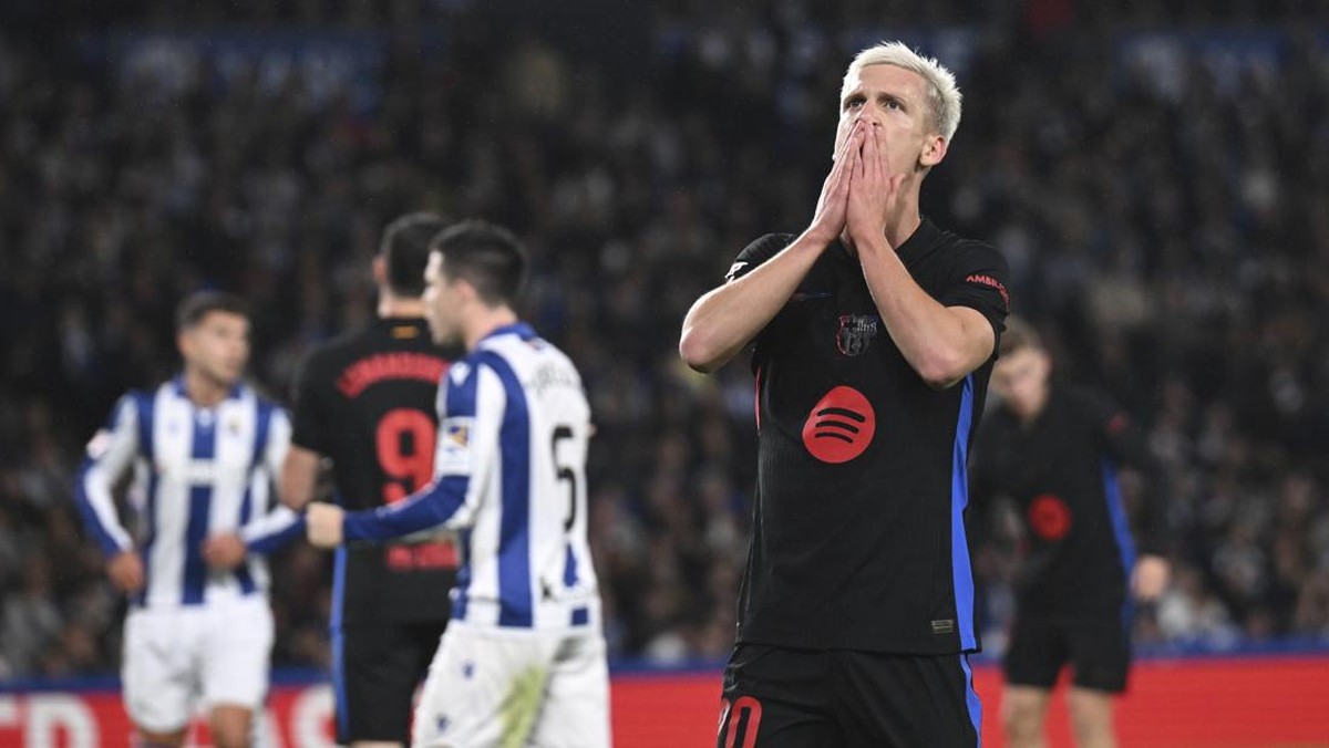 Dani Olmo belum bisa bermain untuk Barcelona. (Foto: AP/Miguel Oses)
