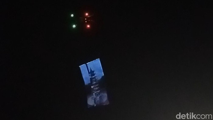 Drone LED Vision di langit Palembang di saat malam pergeseran tahun, gres pertama kali mengudara di Indonesia.