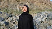 8 Potret Gaya Naura Ayu Saat Umrah, Bikin Pangling Pakai Hijab Syari