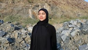 8 Potret Gaya Naura Ayu Saat Umrah, Bikin Pangling Pakai Hijab Syari