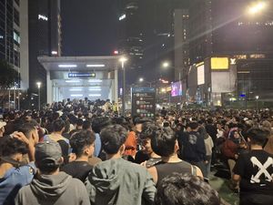 Akses Stasiun MRT Bundaran HI Padat Usai Perayaan Tahun Baru Akses Stasiun MRT Bundaran HI Padat Usai Perayaan Tahun Baru