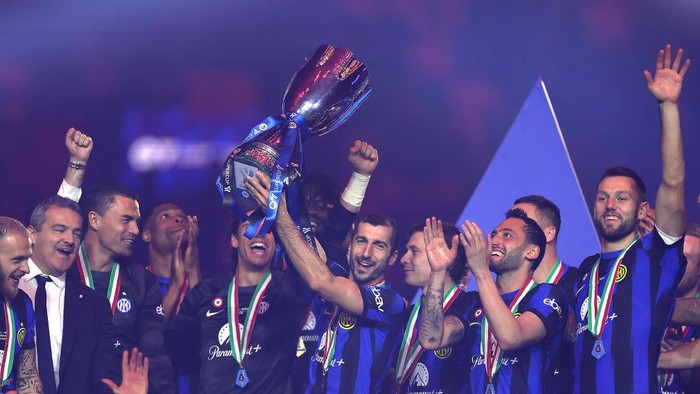 RIYADH, SAUDI ARABIA - JANUARY 22: Henrikh Mkhitaryan of FC Internazionale lifts the Italian EA Sports FC Supercup Final trophy at full-time following victory in the Italian EA Sports FC Supercup Final match between SSC Napoli and FC Internazionale at Al-Awwal Stadium on January 22, 2024 in Riyadh, Saudi Arabia. (Photo by Yasser Bakhsh/Getty Images)