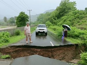 Jalan Provinsi di Sekotong Amblas Akibat Banjir, DPRD Kritik PUPR NTB Jalan Provinsi di Sekotong Amblas Akibat Banjir, DPRD Kritik PUPR NTB