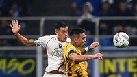 Jay Idzes berduel udara kontra striker Inter Milan, Lautaro Martinez