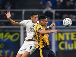 Jay Idzes berduel udara kontra striker Inter Milan, Lautaro Martinez