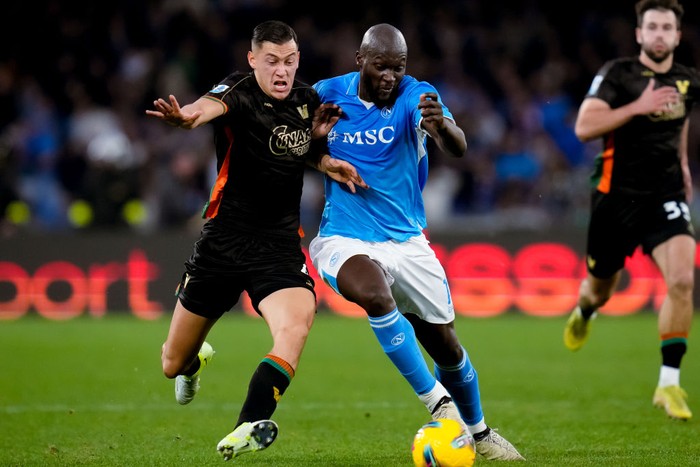 Jay Idzes vs Striker-striker Top Serie A Jay Idzes of Venezia FC and Romelu Lukaku of SSC Napoli compete for the ball during the serie Serie A Enilive match between SSC Napoli and Venezia FC at Stadio Diego Armando Maradona on December 29, 2024 in Naples, Italy (Photo by Giuseppe Maffia/NurPhoto via Getty Images)