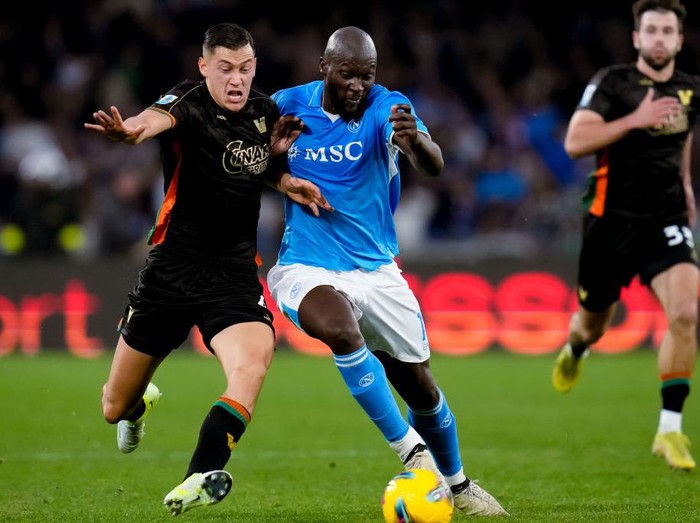 Jay Idzes of Venezia FC and Romelu Lukaku of SSC Napoli compete for the ball during the serie Serie A Enilive match between SSC Napoli and Venezia FC at Stadio Diego Armando Maradona on December 29, 2024 in Naples, Italy  (Photo by Giuseppe Maffia/NurPhoto via Getty Images)