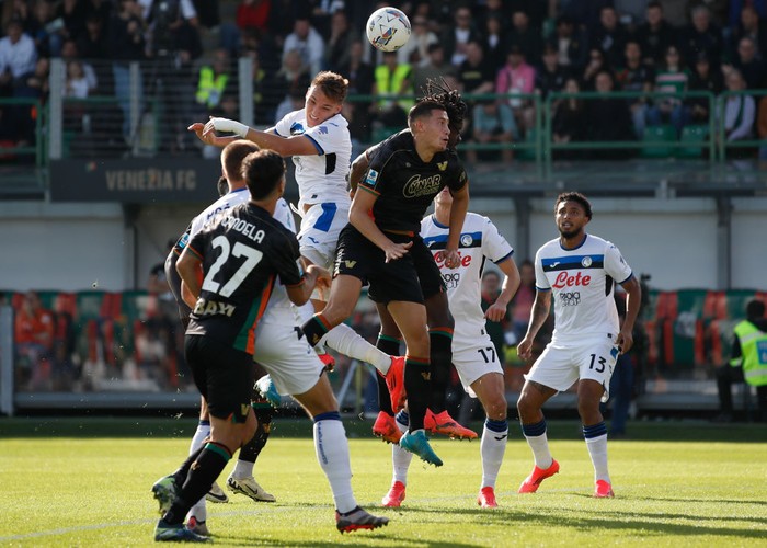 Jay Idzes vs Striker-striker Top Serie A Jay Idzes of Venezia FC and Romelu Lukaku of SSC Napoli compete for the ball during the serie Serie A Enilive match between SSC Napoli and Venezia FC at Stadio Diego Armando Maradona on December 29, 2024 in Naples, Italy (Photo by Giuseppe Maffia/NurPhoto via Getty Images)