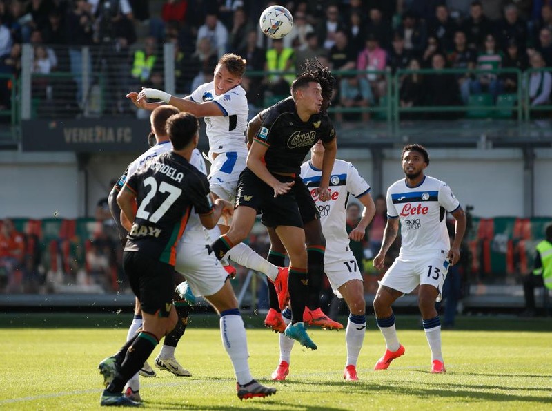 Jay Idzes of Venezia FC and Romelu Lukaku of SSC Napoli compete for the ball during the serie Serie A Enilive match between SSC Napoli and Venezia FC at Stadio Diego Armando Maradona on December 29, 2024 in Naples, Italy  (Photo by Giuseppe Maffia/NurPhoto via Getty Images)