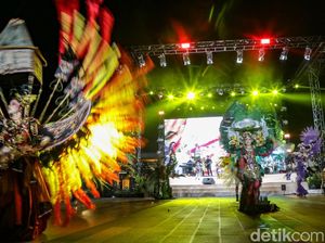 Jember Fashion Carnaval Meriahkan Malam Tahun Baru di PIK Jember Fashion Carnaval Meriahkan Malam Tahun Baru di PIK