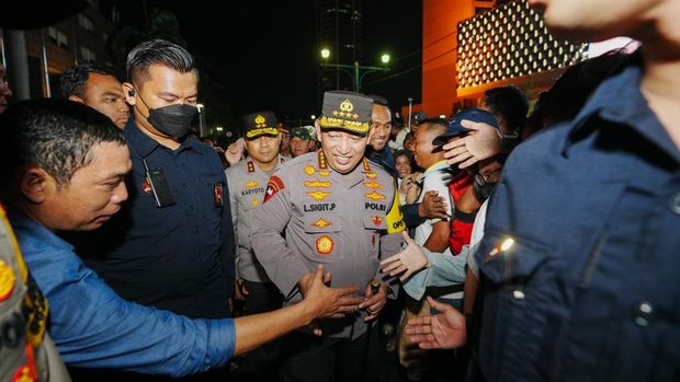 Kapolri Jenderal Listyo Sigit Prabowo Meninjau Langsung Momen Perayaan Tahun Baru 2025 di Bundaran HI, Jakarta Pusat. Sejumlah Pejabat Juga Hadir di Bundaran HI. Kapolri Juga Terlihat Bertemu Langsung dan  Dengan Presiden Prabowo Subianto dan Menyalami Bapak Presiden Saat Melaksanakan Pengecekan Pengamanan.