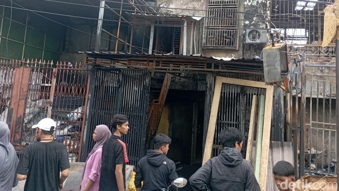 Kebakaran menghanguskan 3 rumah di Jalan Tinumbu, Makassar. Muh. Zulkarnaim/detikSulsel