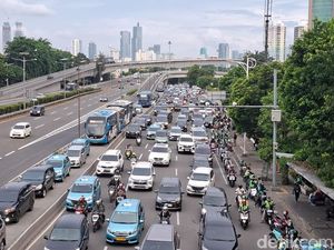 Libur Tahun Baru 2025, Lalu Lintas Jalan S Parman Jakbar Macet Sore Ini