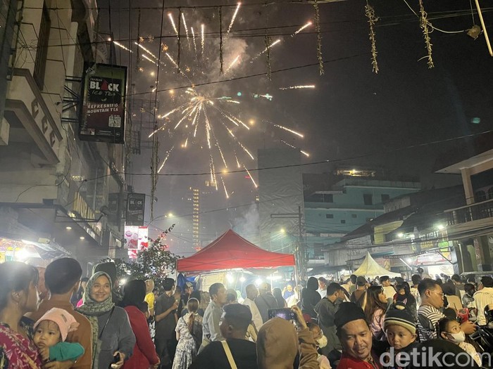 Kemeriahan warga tonton pesta kembang api di Medan Kemeriahan warga tonton pesta kembang api di Medan