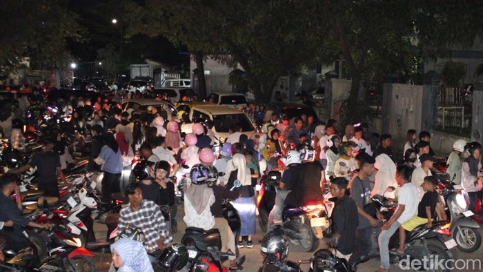 Keramaian di Pantai Padang pada malam tahun baru