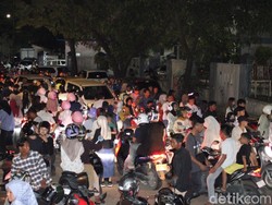 Ribuan Warga Padang Rayakan Tahun Baru di Pantai