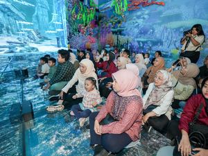 Momen Khofifah Bareng Cucu Nikmati Libur Tahun Baru 2025 di Jatim Park 2