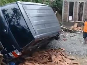 Mobil Terguling di Perbukitan Samigaluh Kulon Progo Mobil Terguling di Perbukitan Samigaluh Kulon Progo