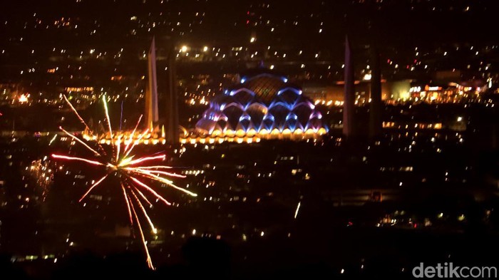 Langit Kota Bandung di saat malam tahun gres 2025.