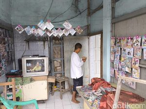 Perjuangan di Ujung Senja Lapak DVD Bajakan Cirebon Perjuangan di Ujung Senja Lapak DVD Bajakan Cirebon