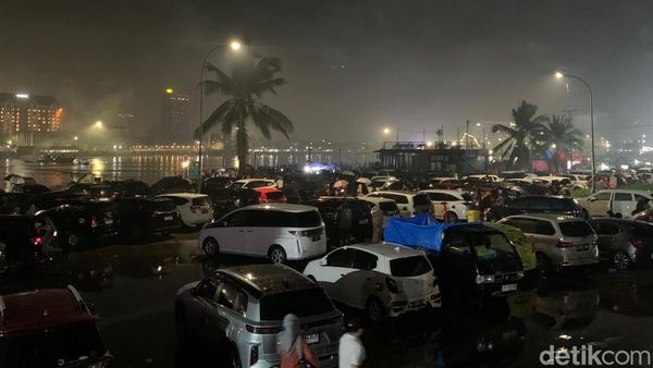 Hujan Lebat Warnai Perayaan Malam Tahun Baru 2025 di CPI Makassar