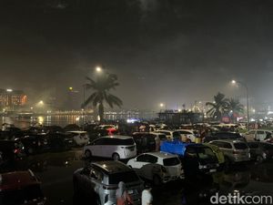 Hujan Lebat Warnai Perayaan Malam Tahun Baru 2025 di CPI Makassar Hujan Lebat Warnai Perayaan Malam Tahun Baru 2025 di CPI Makassar
