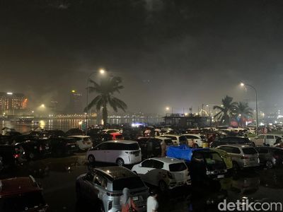 Hujan Lebat Warnai Perayaan Malam Tahun Baru 2025 di CPI Makassar
