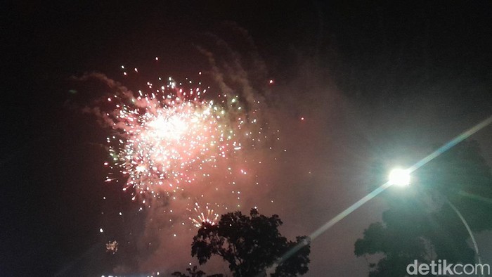 Pertunjukan kembang api di Lapangan Benteng Medan dalam momen malam perubahan tahun 2024 ke 2025