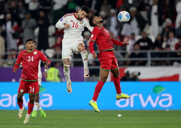 Soccer Football - Gulf Cup - Group A - United Arab Emirates v Oman - Jaber Al-Mubarak Al-Hamad Stadium, Kuwait City, Kuwait - December 27, 2024 United Arab Emirates Marcus Meloni in action with Omans Hussein Al-Shahri and Abdullah Fawaz REUTERS/Mohamed Abd El Ghany