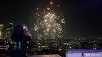 Menyaksikan Kembang Api Tahun Baru 2025 dari Gedung Tinggi Jakarta