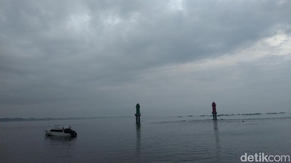 Potret Mendung Tutupi Sunrise di Sanur