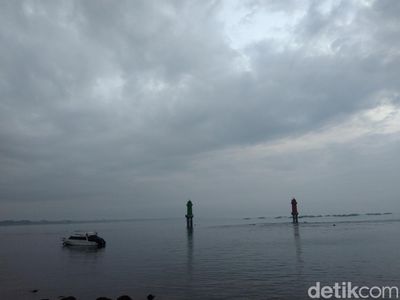 Potret Mendung Tutupi Sunrise di Sanur