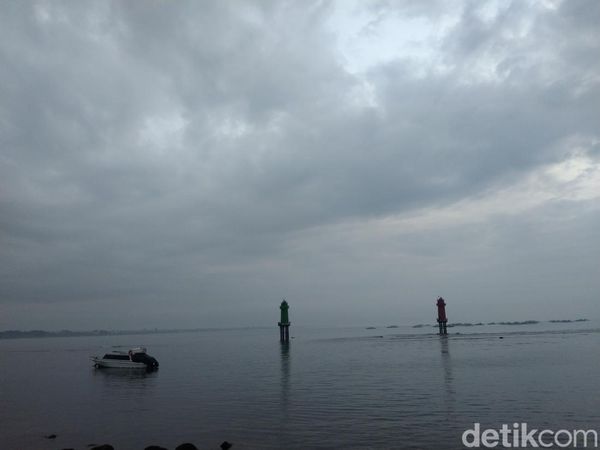 Potret Mendung Tutupi Sunrise di Sanur
